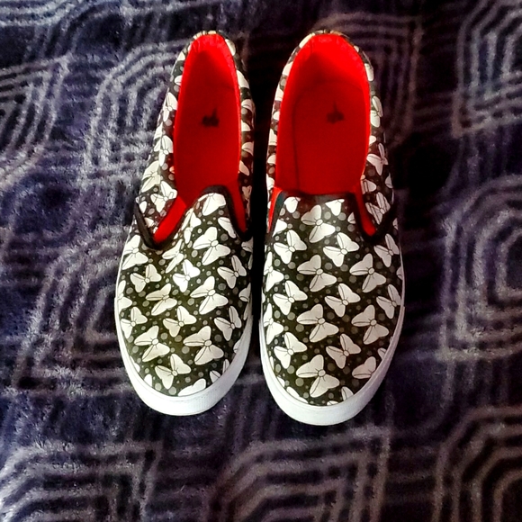 Disneyland Shoes Disneyland Bow Print Slip On Tennis Shoes Poshmark